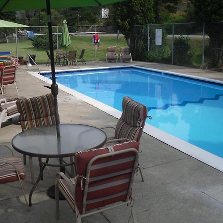 Johnny'S Motel Grand Forks Bagian luar foto