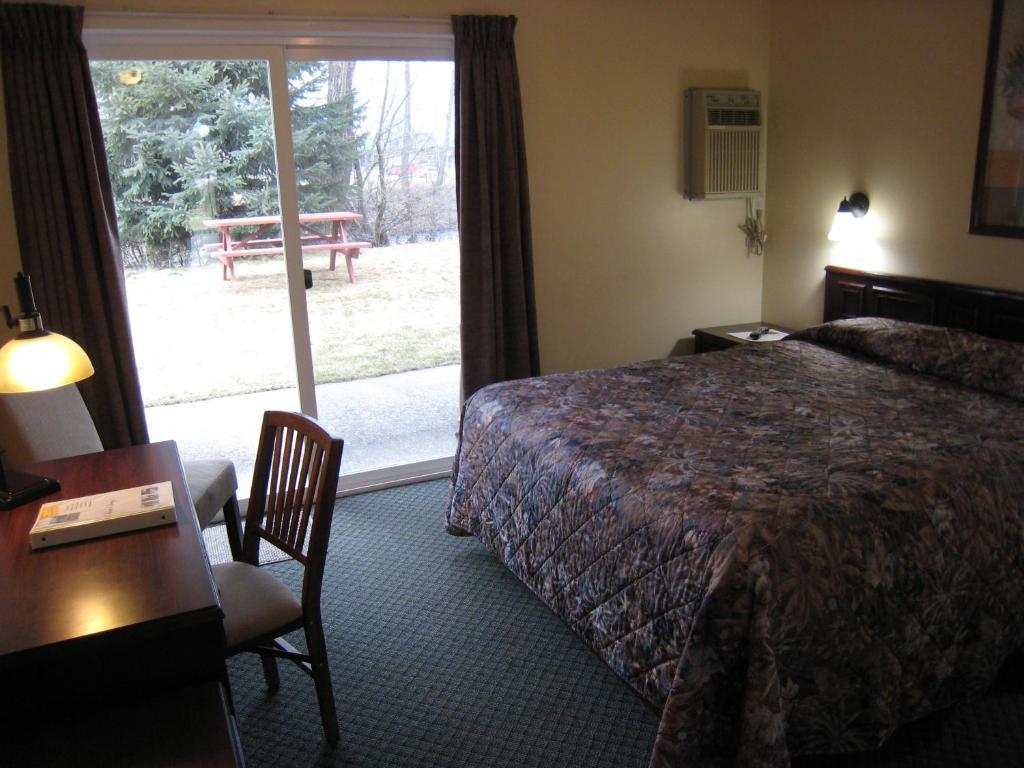 Johnny'S Motel Grand Forks Bagian luar foto