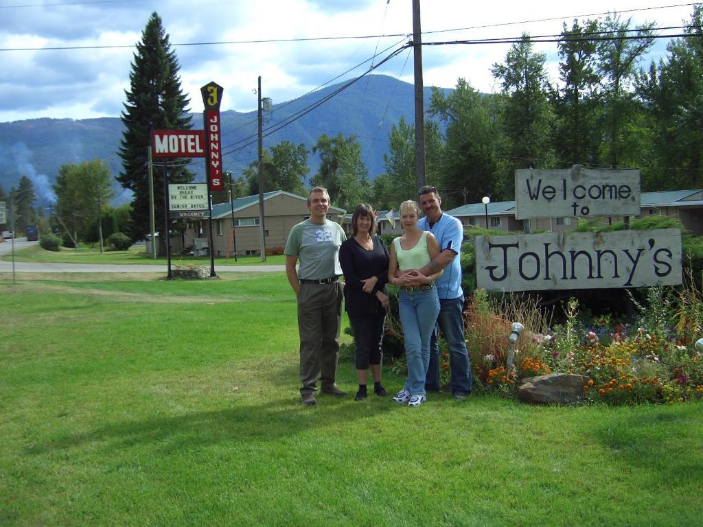 Johnny'S Motel Grand Forks Bagian luar foto
