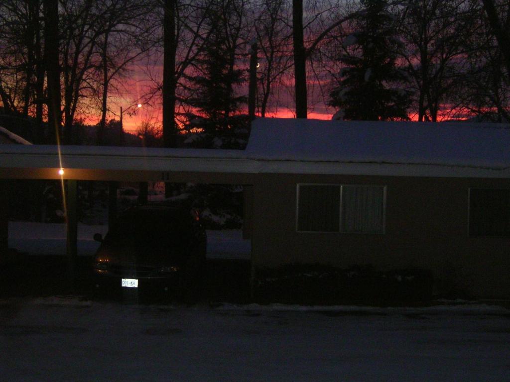 Johnny'S Motel Grand Forks Bagian luar foto