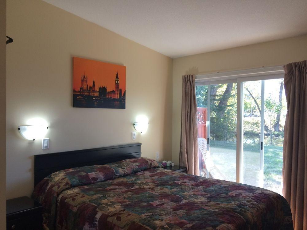 Johnny'S Motel Grand Forks Bagian luar foto
