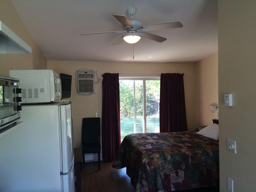 Johnny'S Motel Grand Forks Bagian luar foto