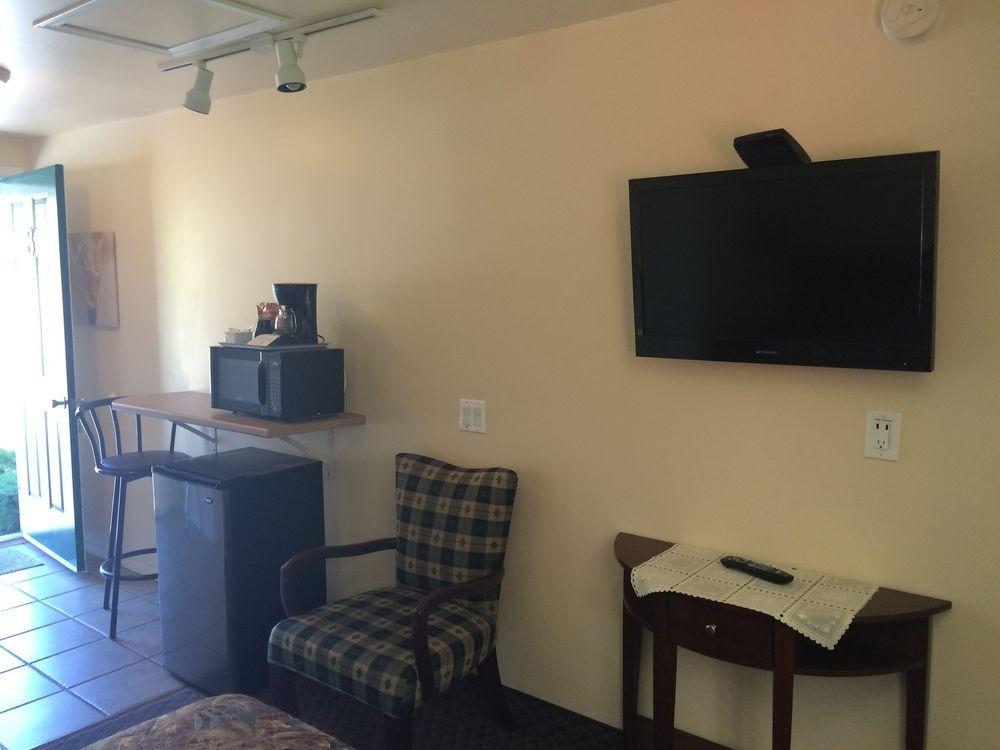 Johnny'S Motel Grand Forks Bagian luar foto