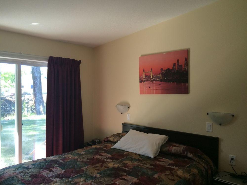 Johnny'S Motel Grand Forks Bagian luar foto