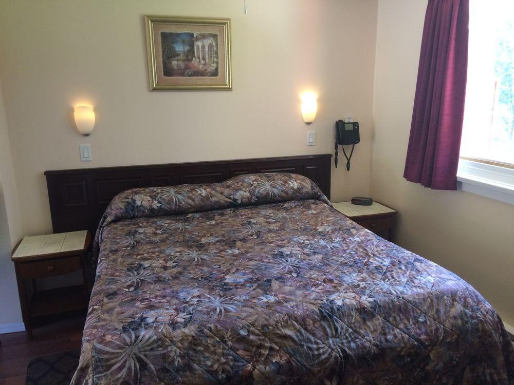 Johnny'S Motel Grand Forks Bagian luar foto
