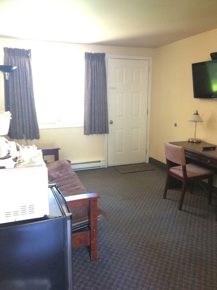 Johnny'S Motel Grand Forks Bagian luar foto