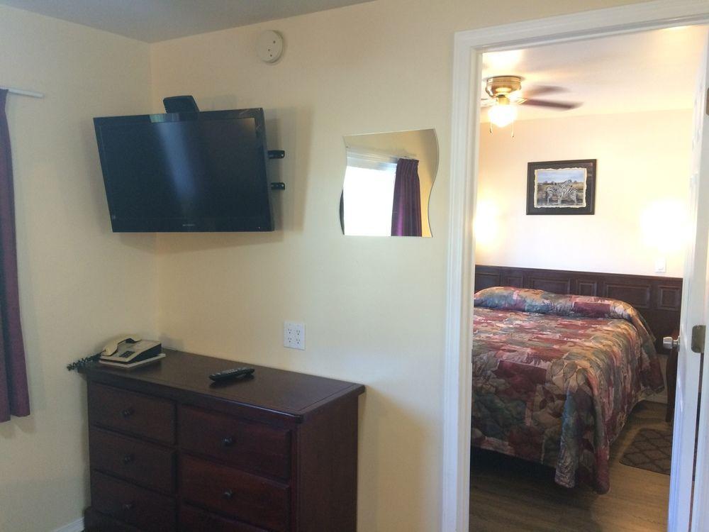 Johnny'S Motel Grand Forks Bagian luar foto