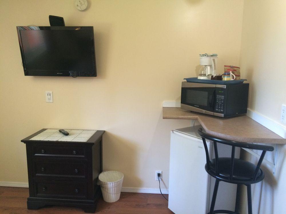 Johnny'S Motel Grand Forks Bagian luar foto