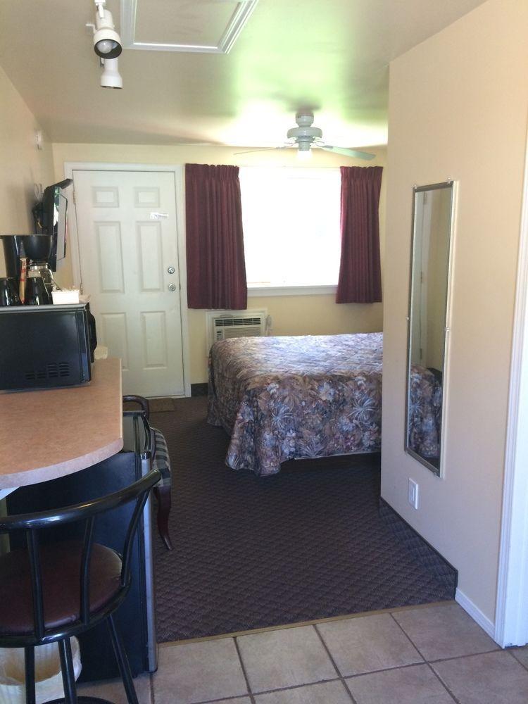 Johnny'S Motel Grand Forks Bagian luar foto
