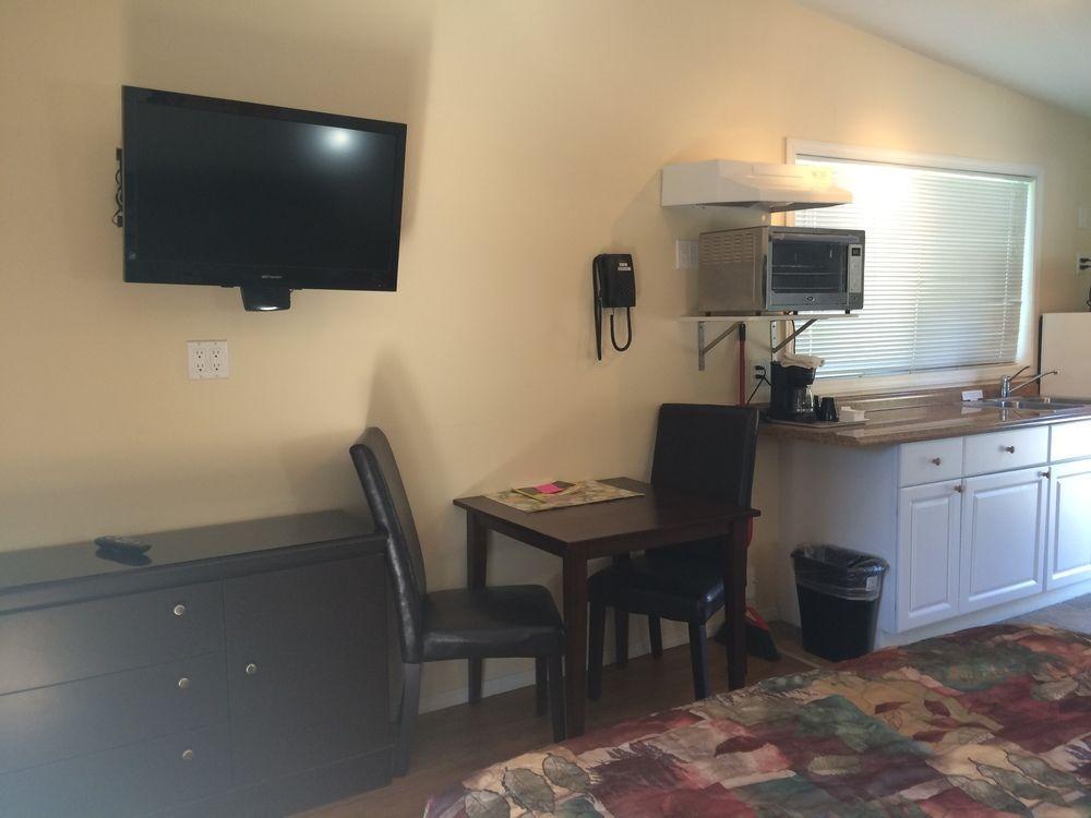 Johnny'S Motel Grand Forks Bagian luar foto
