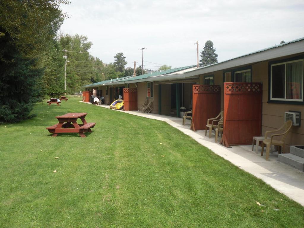 Johnny'S Motel Grand Forks Bagian luar foto