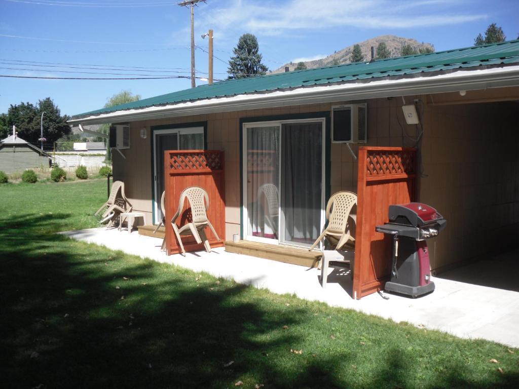 Johnny'S Motel Grand Forks Bagian luar foto