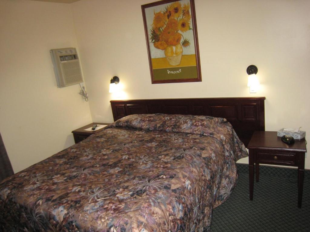 Johnny'S Motel Grand Forks Bagian luar foto