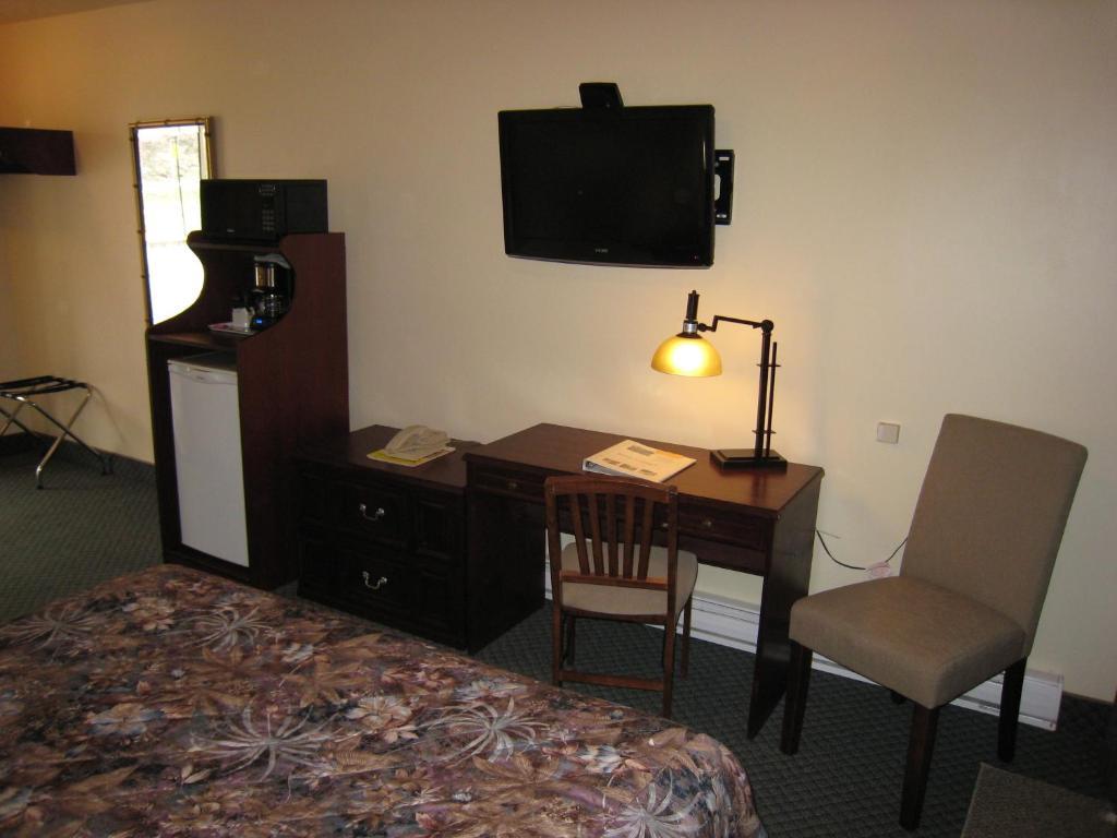 Johnny'S Motel Grand Forks Bagian luar foto