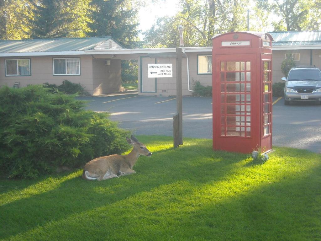 Johnny'S Motel Grand Forks Bagian luar foto