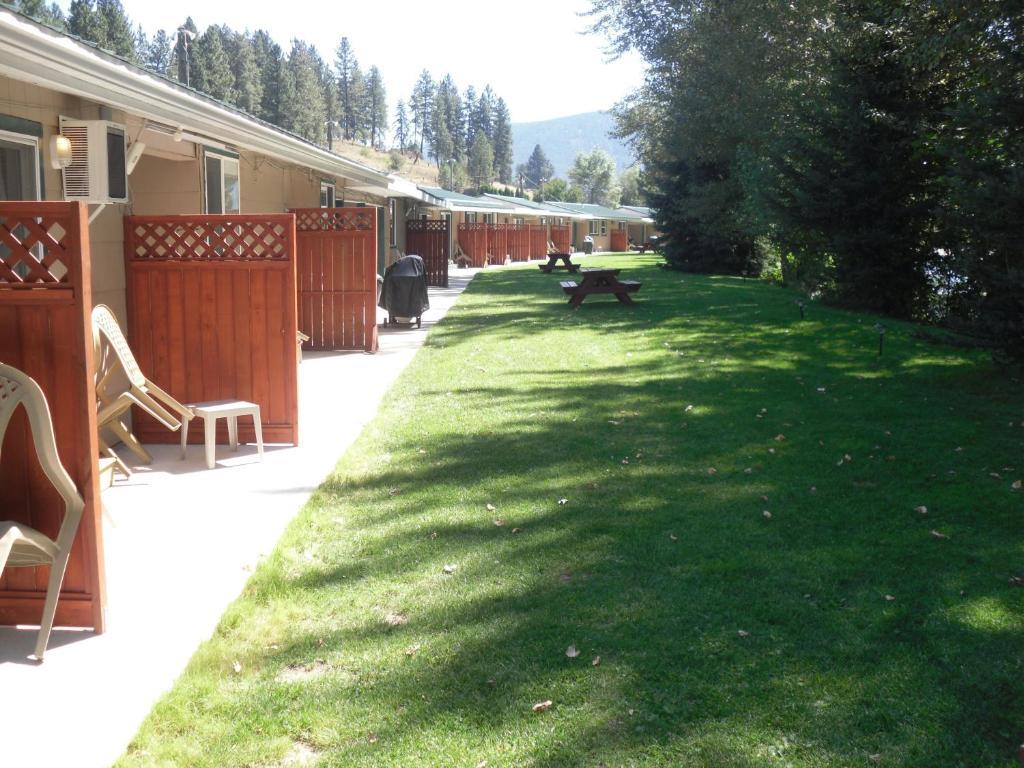 Johnny'S Motel Grand Forks Bagian luar foto
